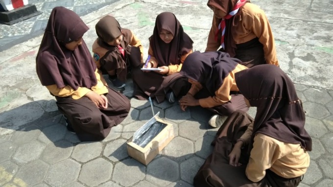 MENYENANGKAN: Para siswa mengamati perubahan suhu dari oven tenaga surya. Kegiatan pembelajaran tersebut tidak hanya membuat siswa memahami materi, melainkan juga menyenangkan. 