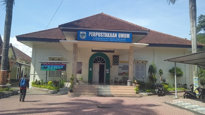 MENGENANG: Gedung peninggalan kolonial Belanda yang saat ini dirawat dan dijadikan sebagai Perpusda Bondowoso.