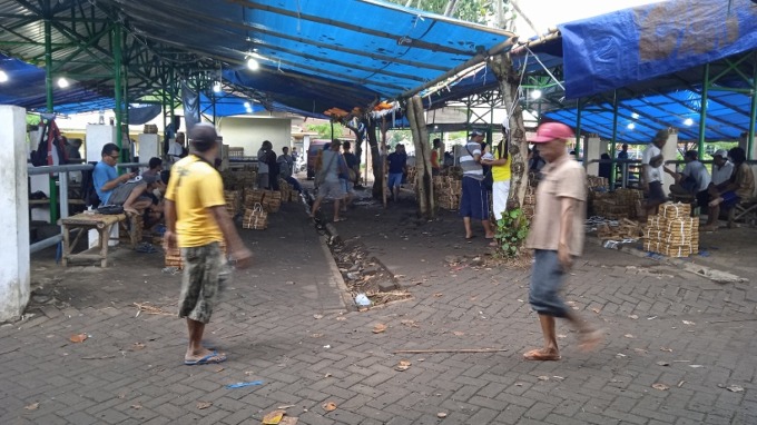 AKTIVITAS EKONOMI: Suasana Pasar Hewan Terpadu yang kini dipakai sementara oleh pedagang ikan pindang.
