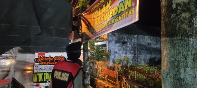 DITERTIBKAN: Satpol PP Bondowoso dan aparat kepolisian menurunkan banner yang dianggap melanggar aturan karena tidak memiliki izin resmi.