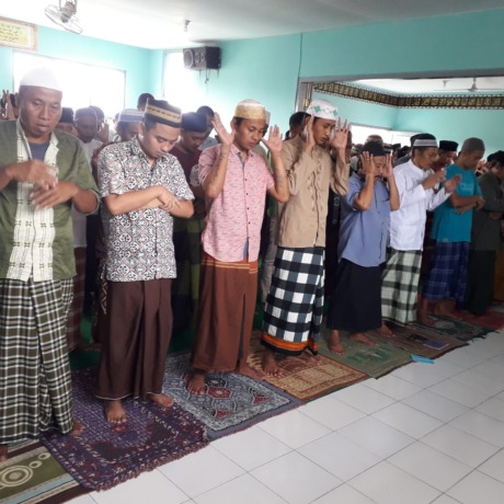 KHUSYUK: Ratusan WBP Lapas Kelas II B Bondowoso ketika mengikuti salat gaib bersama untuk korban bencana gempa bumi di Cianjur, Jabar.