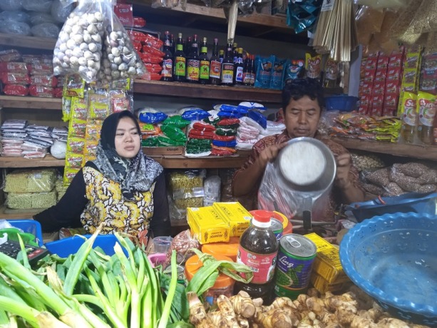 GELIAT EKONOMI: Pedagang Pasar Induk Bondowoso melayani pembeli. Catatan Diskoperindag, masih banyak pedagang yang menunggak pembayaran retribusi pasar. Sehingga berpengaruh pada capaian PAD dari retribusi pasar.