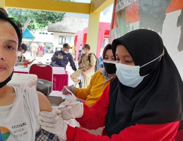 TERPENUHI: Salah seorang warga ketika mendapatkan vaksinasi dosis dua dari tim vaksinator Dinkes Bondowoso.