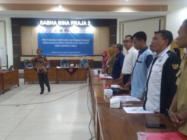 SERIUS: Sejumlah akademisi dari 11 perguruan tinggi bersama Dinsos P3AKB Bondowoso ketika melakukan penyusunan raperdes dan RKD Pencegahan Pernikahan Anak.