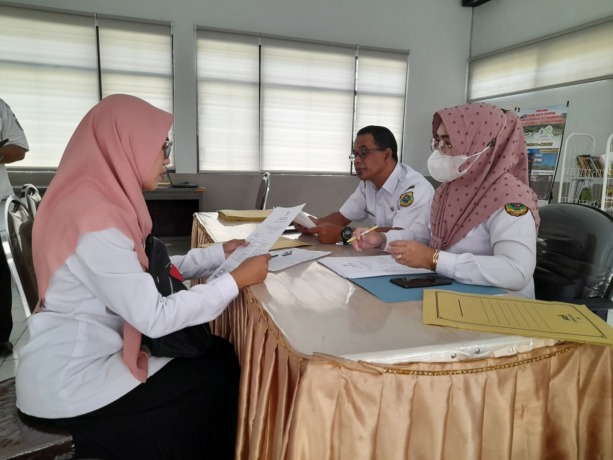 DICEK DULU: Salah seorang kepala sekolah yang baru dilantik ketika menerima SK pengangkatan.