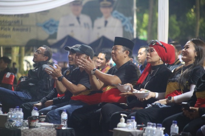 TEPUK TANGAN: Ekspresi Bupati Jember Hendy Siswanto yang nobar Piala Dunia di Alun-Alun Jember, Minggu malam (20/11).