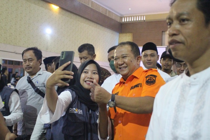 MENYAPA: Bupati Jember Hendy Siswanto saat diminta foto bersama relawan Puskesos, kemarin (4/11), di BSG Kaliwates.