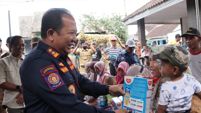 BERBAGI: Bupati Hendy Siswanto saat membagikan BLT MPASI kepada masyarakat, kemarin (22/11), di Kecamatan Balung.