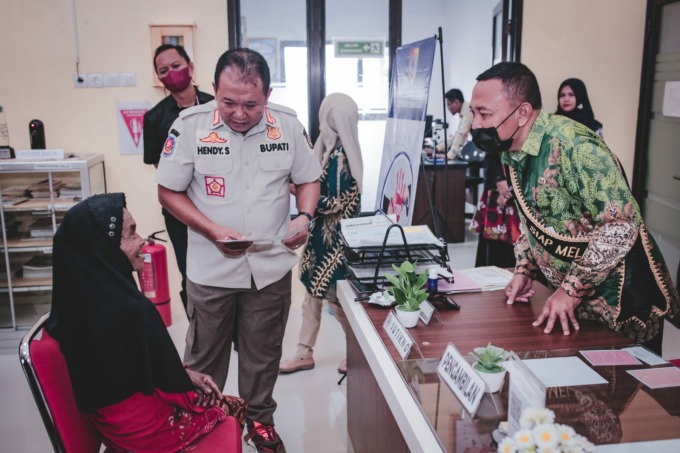 PANTAU PELAYANAN: Bupati Jember Hendy Siswanto saat mengunjungi salah satu kelurahan di Kecamatan Sumbersari. Saat ini, dia mengimbau kepada seluruh kelurahan di Jember untuk melakukan inovasi pada lingkungannya.