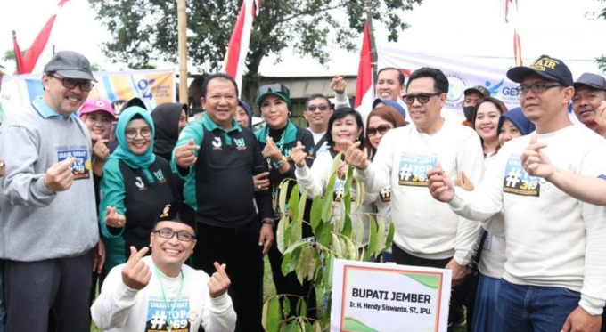 KOMPAK: Bupati Jember Hendy Siswanto foto bersama seusai penanaman pohon durian di Desa Kemuningsari Kidul, kemarin (18/11).