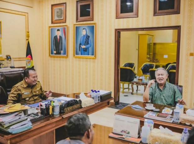 DISKUSI: Bupati Jember Hendy Siswanto saat melakukan rakor membahas rencana nobar Piala Dunia 2022 bersama sejumlah OPD dan pihak Djarum, Selasa (1/11), di Pendapa Wahyawibawagraha.