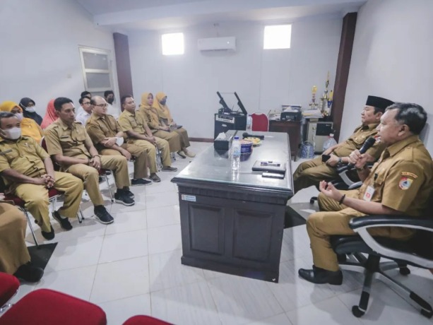RAKOR: Bupati Hendy Siswanto (dua dari kanan) saat memberikan arahan untuk memaksimalkan potensi pariwisata di Kantor Disparbud Jember.