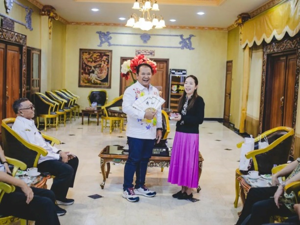 SEMRINGAH: Bupati Hendy Siswanto menyambut tamu asal Jepang.