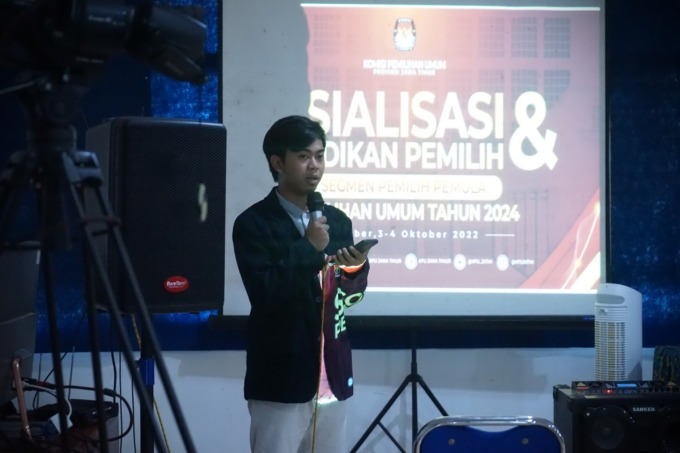 ANTUSIAS: Pengurus OSIS SMAN dan SMKN saat bertanya dalam sosialisasi pemilu untuk para pemilih pemula, kemarin (4/11).