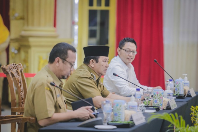 MENYAMPAIKAN:  Bupati Hendy Siswanto di hadapan para ASN Pemkab Jember, Senin (7/11), memaparkan terkait rencana kegiatan Nobar Piala Dunia.