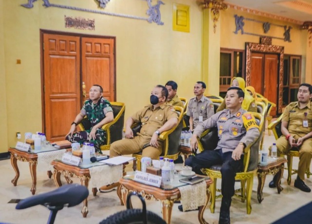 RAPAT BERSAMA: Bupati Jember Hendy Siswanto bersama Forkopimda Jember saat mengikuti rakor dan evaluasi pengendalian inflasi daerah di Pendapa Wahyawibawagraha, Senin (31/10).