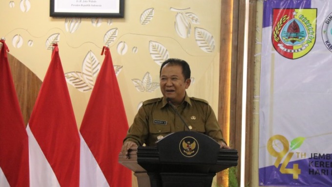BERI PENGARAHAN: Bupati Hendy Siswanto saat membuka acara bimtek penyusunan laporan keuangan Badan Layanan Umum Daerah (BLUD) puskesmas di Aula PB Soedirman, kemarin (21/11).