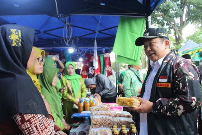 STRATEGI EKONOMI: Bupati Hendy saat mencoba dan membeli produk UMKM Jember.