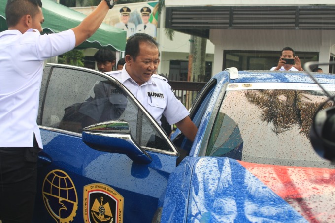 BERSEMANGAT: Bupati Jember Hendy Siswanto saat mencoba mengendarai mobil listrik milik rombongan touring kendaraan listrik Kemenhub RI di Jalan Sudarman, Rabu (9/11).