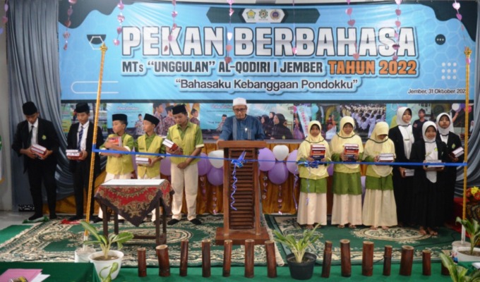 SEMARAK: Koordinator Biro Pendidikan Yayasan Al Qodiri KH Umar Syaifudin MM, membuka gebyar pekan bahasa di Aula MTs “Unggulan” Al Qodiri, Senin (31/10).