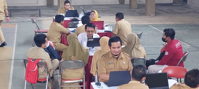 PENGARAHAN: Kades, operator desa, hingga pengelola aset desa saat mengikuti monev pemakaian Sipades, kemarin (28/11), di GOR SMPN 7 Jember.