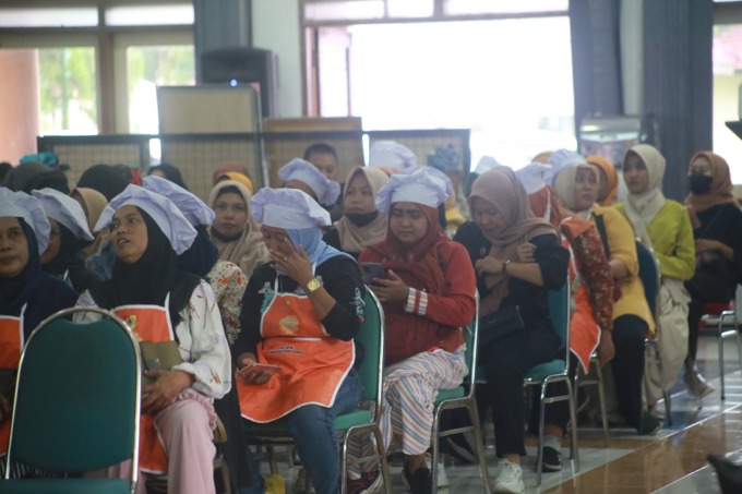 ANTUSIAS: Perempuan yang menjadi kepala keluarga saat mengikuti penutupan pelatihan perempuan dan anak di Aula Diklat BKPSDM Jember, kemarin (21/11).