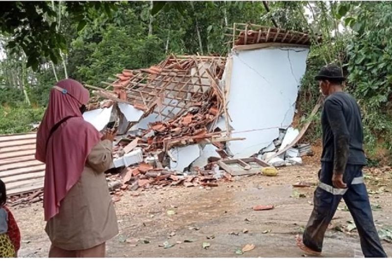 Bagunan rumah rusak karena tanah gerak di Kabupaten Blitar, Jawa Timur.