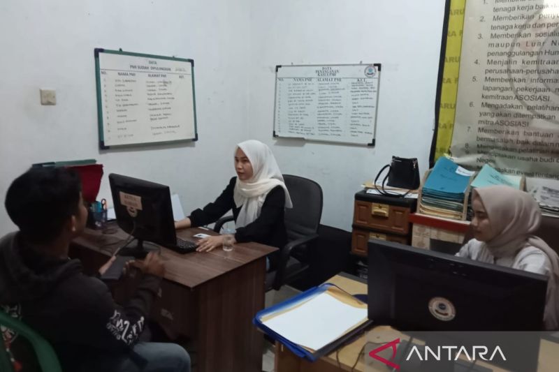 Keluarga Pekerja Migran Indonesia asal Cianjur, Jawa Barat, yang bermasalah di negara penempatan meminta bantua ke kantor Asosiasi Tenaga Kerja Indonesia Raya Cianjur .(ANTARA/Ahmad Fikri).