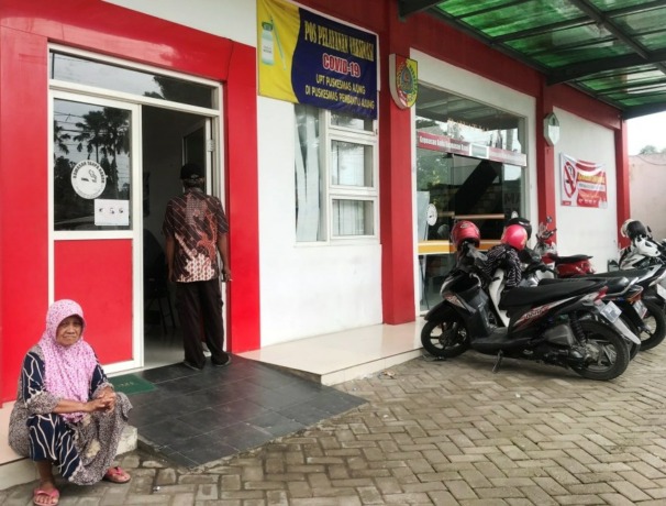 PERAWAT DIANIAYA: Suasana Puskesmas Ajung di Desa Klompangan. Seorang perawat di fasilitas kesehatan ini menjadi korban penganiayaan oleh keluarga pasien.