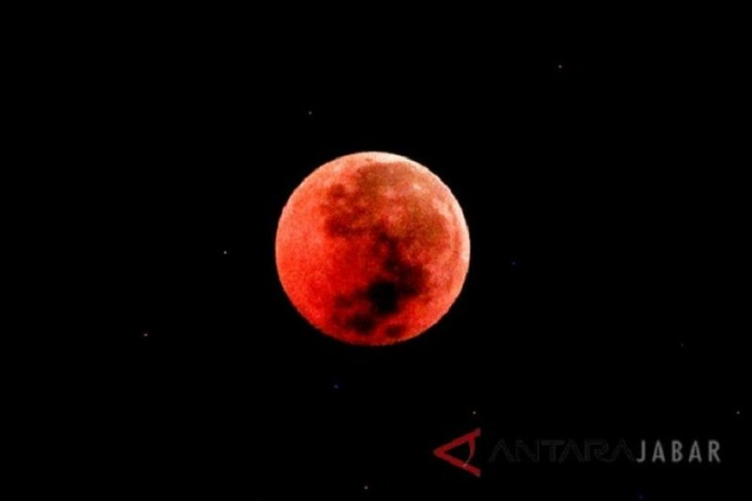 Ilustrasi - Bulan tampak berwarna merah darah saat terjadinya fenomena gerhana bulan total di langit Indramayu, Jawa Barat, Sabtu (28/7). Gerhana bulan total tahun ini merupakan fenomena langka karena terjadi selama 1 jam 43 menit atau merupakan gerhana t