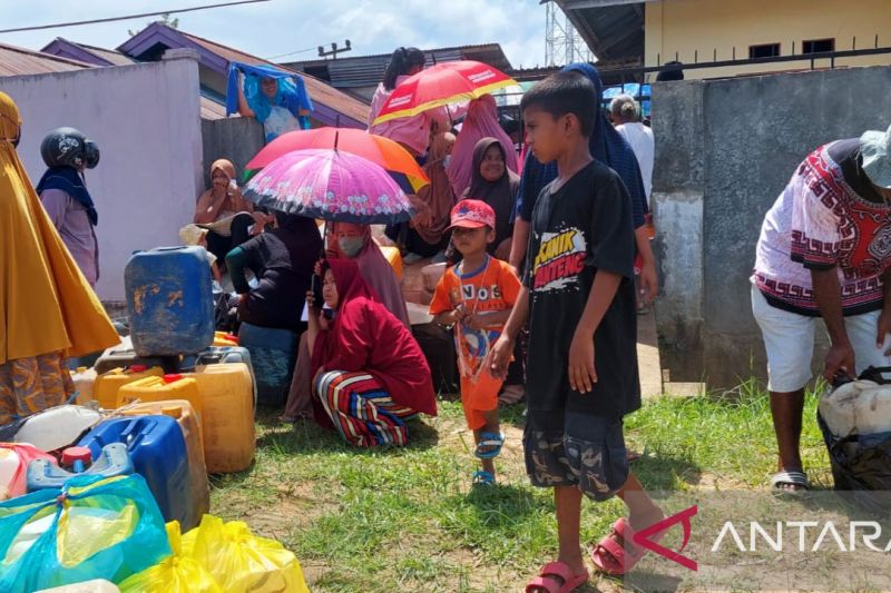 Warga Aimas kabupaten Sorong saat antri untuk membeli minyak tanah, Kamis (3/11)