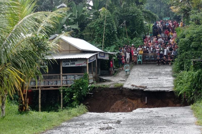 Jembatan menuju tempat wisata di Kabupaten Lombok Timur, Nusa Tenggara Barat yang putus akibat longsor, Senin (14/11/2022)
