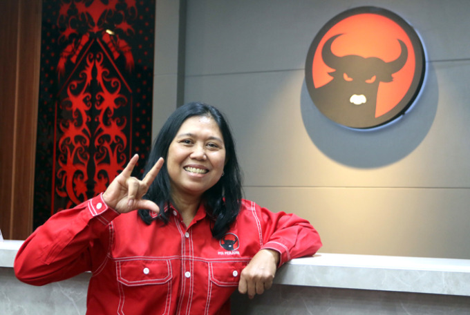 Sempat aktif di komisi X lewat bendera Partai Amanat Nasional, Yayuk Basuki kini resmi pindah ke Partai Demokrasi Indonesia Perjuangan.