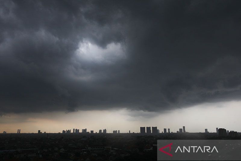 Awan mendung menyelimuti sebagian kota Surabaya, Jawa Timur, Selasa (11/10/2022). Badan Meteorologi, Klimatologi, dan Geofisika (BMKG) memperkirakan potensi hujan lebat yang disertai kilat dan angin kencang di sejumlah provinsi di Indonesia terjadi sampai