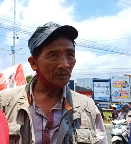 KOMPAK: Gatot Priyanto dan warga Desa Paseban, Kecamatan Kencong, sempat melakukan perlawanan terhadap rencana penambangan pasir besi Paseban.
