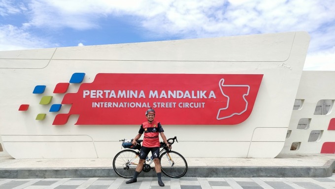 SEMANGAT: Yuke berhasil menempuh perjalanan dengan mengayuh sepeda hingga Sirkuit Internasional Mandalika.