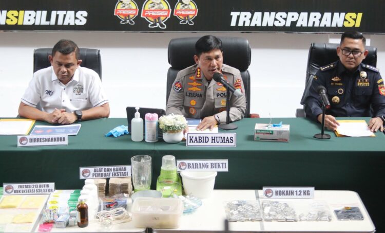 Kombes Pol Endra Zulpan, S.I.K, Msi, Kabid Humas Polda Metro Jaya Kombes. Pol. Endra Zulpan, S.I.K., M.Si. memberikan keterangan terkait kasus Narkotika bertempat di Polda Metro Jaya, Jakarta.
