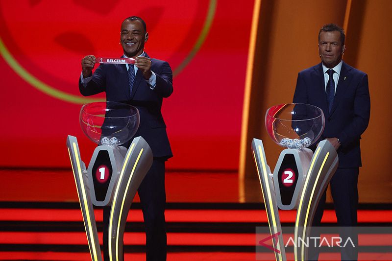 Cafu membentangkan hasil undian untuk Belgia di bawah tatapan Lothar Matthaus dalam acara pengundian grup putaran final Piala Dunia 2022 di Doha Exhibition & Convention Center, Doha, Qatar (1/4/2022).