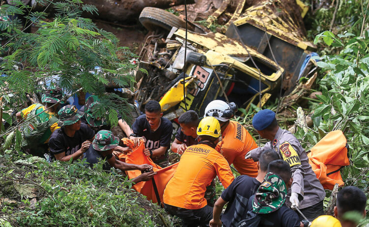 Petugas gabungan mengevakuasi korban tertimbun tanah longsor akibat gempa di Jalan Raya Puncak-Cianjur, Cugenang, Cianjur, kemarin (22/11).