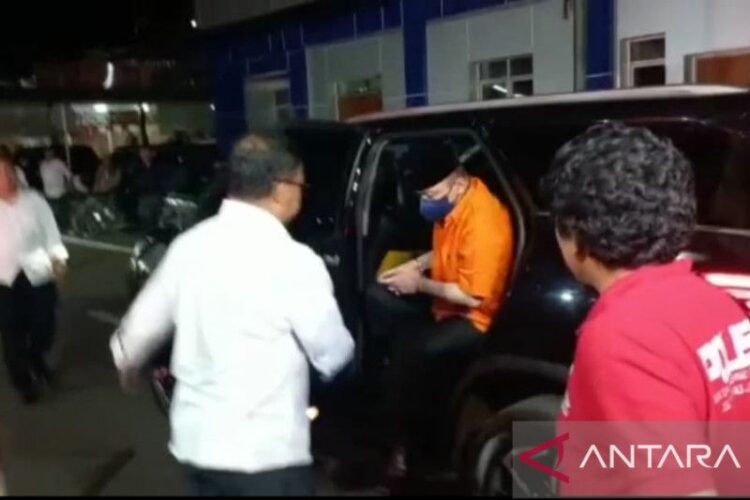 Irjen Pol Teddy Minahasa kenakan baju tahanan setelah bersangkutan ditahan di Rumah Tahanan Narkoba Polda Metro Jaya.