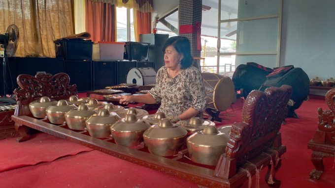 MAIN GAMELAN: Asri Sundari sedang memainkan gamelan di Sanggar Mustika Budaya.