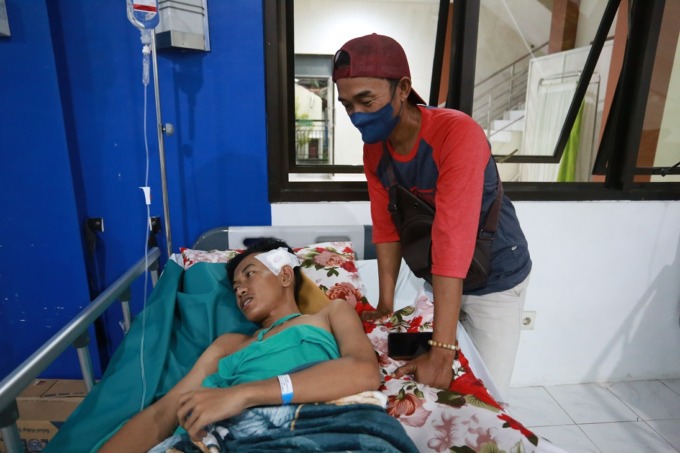 MENDAMPINGI: Muhammad Soleh mendampingi pasien yang baru selesai menjalani operasi di RS Balung.