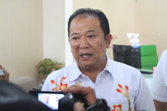 PERTEGAS LAGI: Bupati Jember Hendy Siswanto saat memberikan pernyataan soal surat edaran tentang perubahan jam kerja ASN, Rabu (23/11), di Kantor Dinas Ketenagakerjaan.