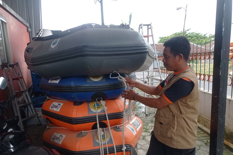 Petugas Badan Penanggulangan Bencana Daerah ( BPBD) Kabupaten Lebak tengah mempersiapkan perahu karet menghadapi cuaca ekstrem dan berpotensi menimbulkan banjir.