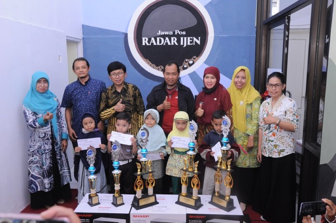 SUMRINGAH: Direktur JPRJ saat memberikan hadiah kepada para pelajar TK dan PAUD yang menjadi pemenang lomba mewarnai koran di Kantor baru Radar Ijen Bondowoso, kemarin.   