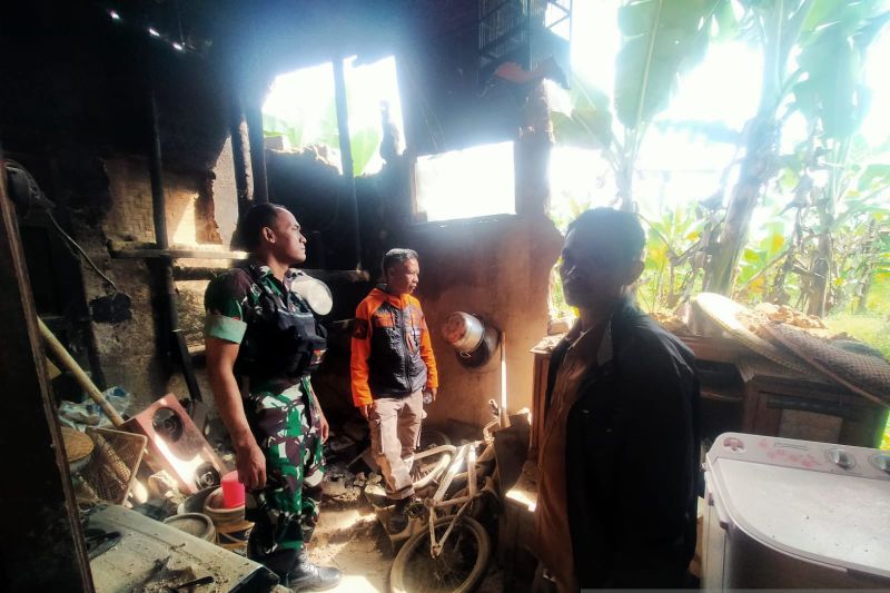 Personel TNI saat meninjau salah satu rumah yang rusak di Kabupaten Sukabumi, Jawa Barat akibat gempa Cianjut.