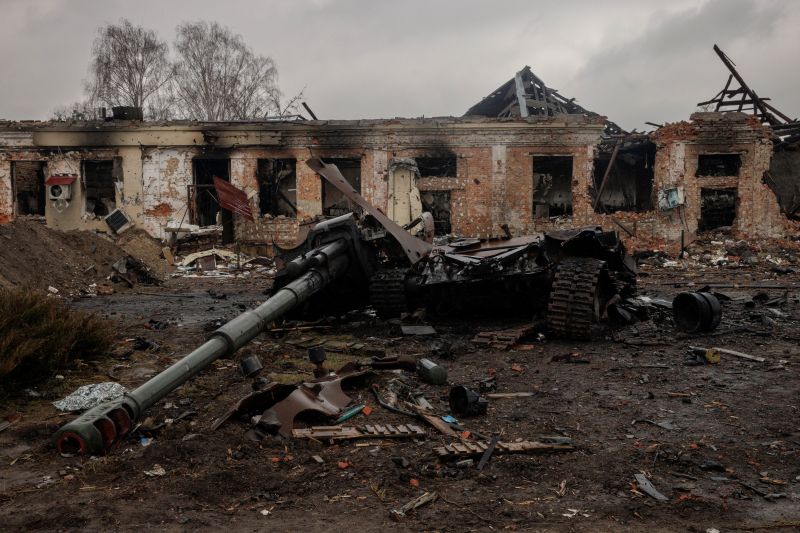 Arsip foto: Rongsokan tank Rusia di Perang Ukraina. REUTERS/Thomas Peter