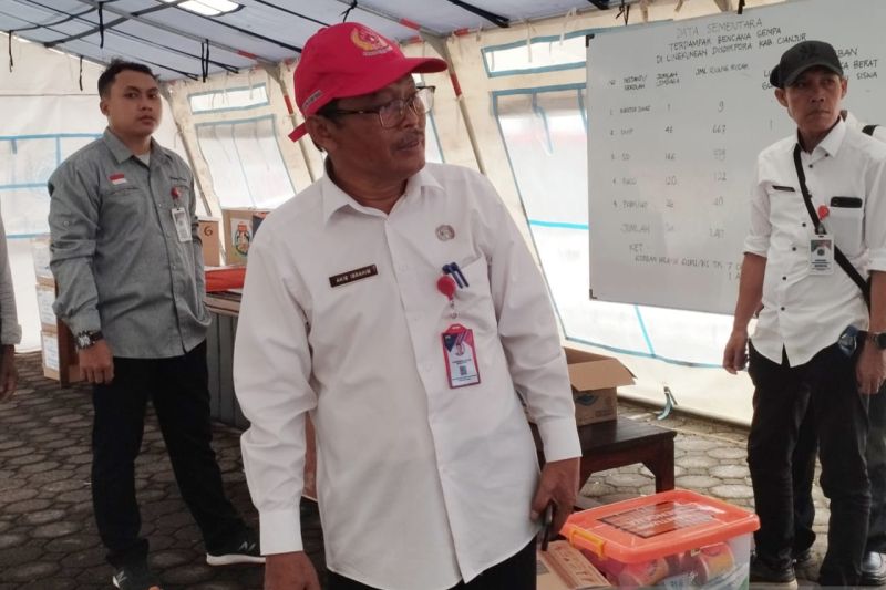 Kepala Disdikpora Kabupaten Cianjur Akib Ibrahim saat menjelaskan rekapitulasi data sementara kepada wartawan di kantor dinas, Cianjur, Jawa Barat, Rabu (23/11).