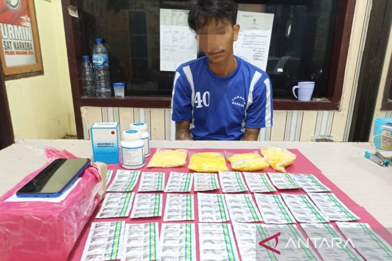 Tersangka AP (27) yang ditangkap jajaran Satnarkoba Polres Sukabumi Kota di Kampung Bojongnangka, RT 028/007, Desa Babakan, Kecamatan Cisaat, Kabupaten Sukabumikarena mengedarkan ribuan obat keras ilegal.