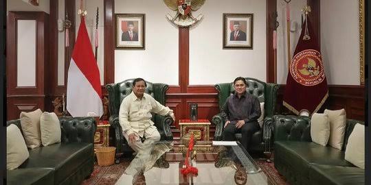 IDAMAN MILENIAL: Menteri BUMN Erick Thohir saat bersama Menteri Pertahanan Prabowo Subianto.